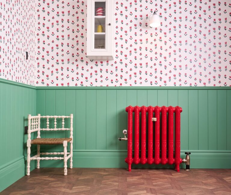 The Rococo 2 Column 760mm in Benjamin Moore's Heritage Red with the Windsor One-Pipe Steam TRV.