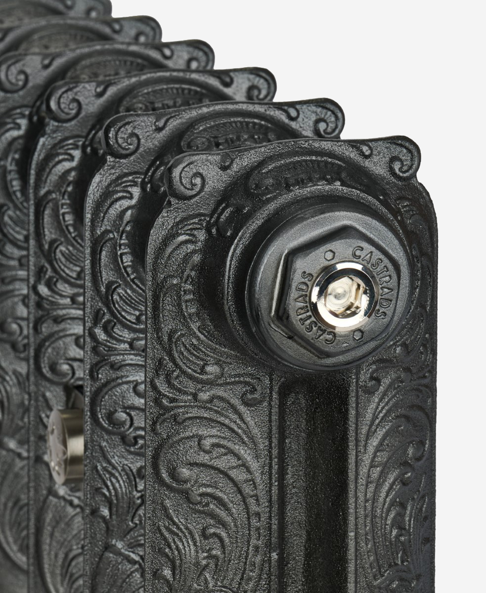 Grzejnik żeliwny Rococo I w kolorze Black Iron z dodatkami Satin Nickel - widok zaślepki