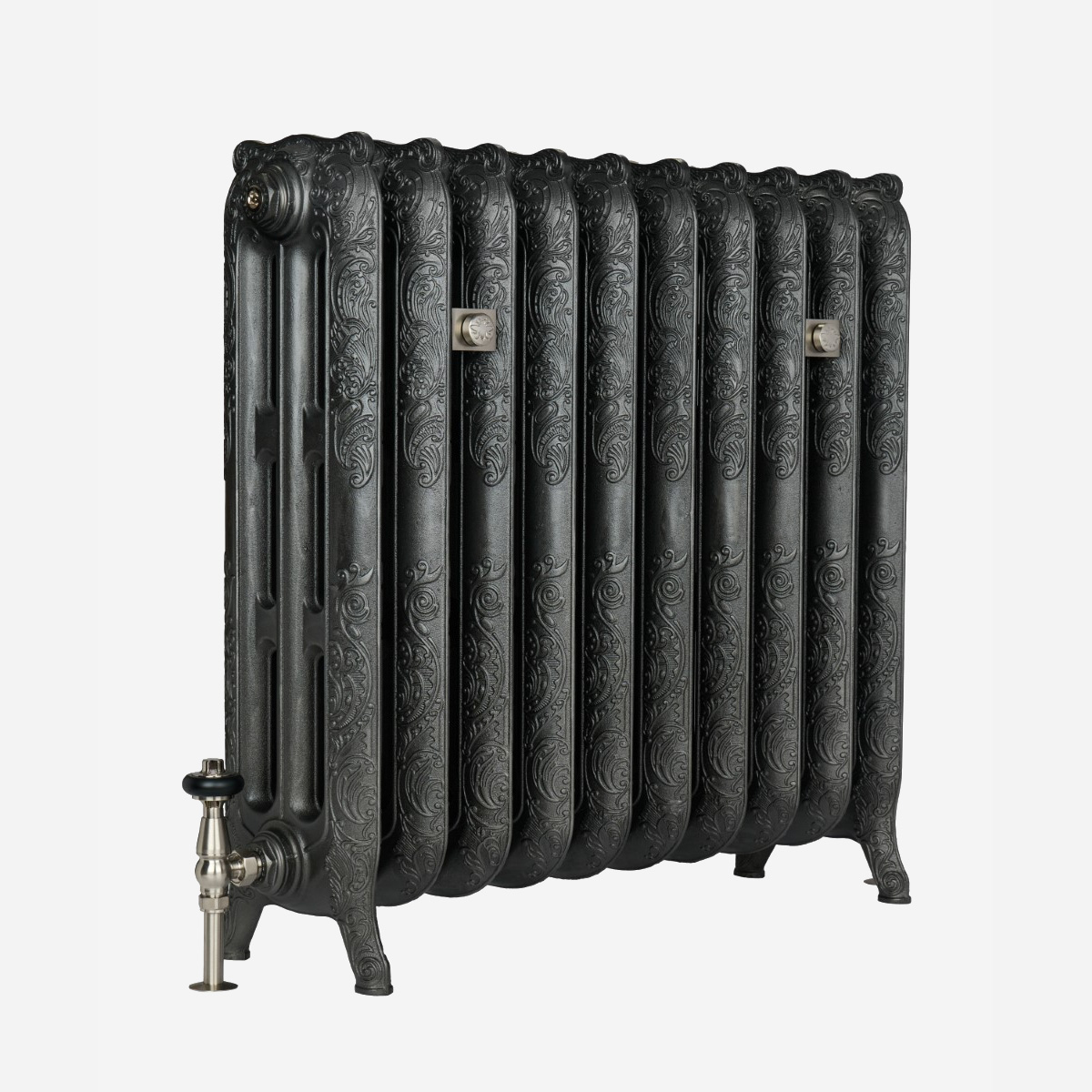Grzejnik żeliwny w stylu Rococo III w kolorze Black Iron z akcesoriami z Satin Nickel - widok pod kątem