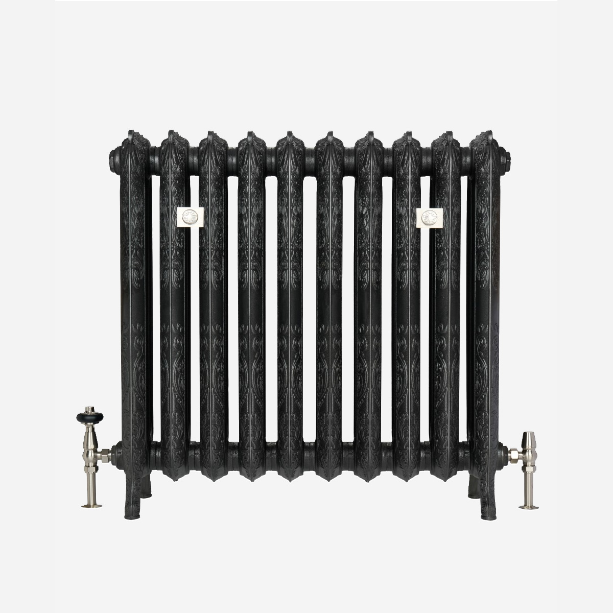 Grzejnik żeliwny Rococo III 768mmw kolorze Black Iron z akcesoriami Satin Nickel
