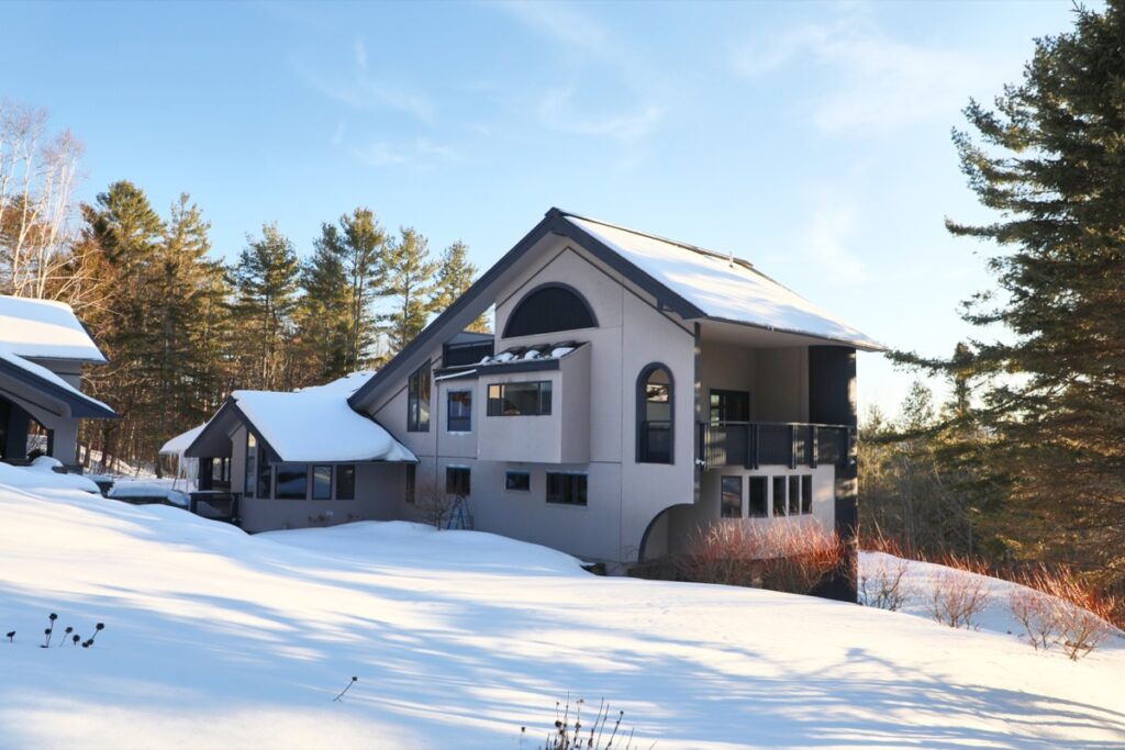 Farmhouse in Vermont heated by Castrads antique cast iron radiators